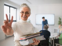 REŠENJE ZA NEDOSTATAK KADROVA Vratiti penzionere u učionice