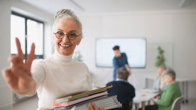 REŠENJE ZA NEDOSTATAK KADROVA Vratiti penzionere u učionice