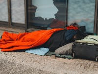 Glumac snimljen kako LUTA ulicama i moli za DROGU: Majka ne može da ga prepozna - DOTAKAO DNO (VIDEO) 