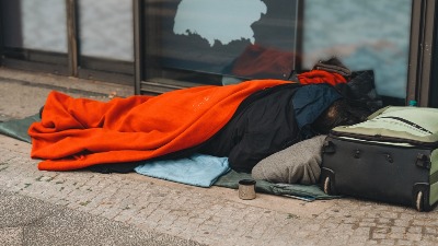 Glumac snimljen kako LUTA ulicama i moli za DROGU: Majka ne može da ga prepozna - DOTAKAO DNO (VIDEO) 