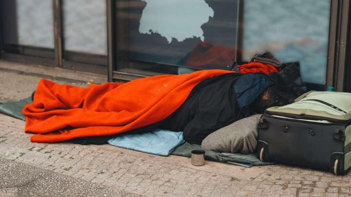 Glumac snimljen kako LUTA ulicama i moli za DROGU: Majka ne može da ga prepozna - DOTAKAO DNO (VIDEO) 