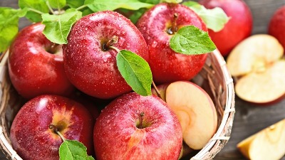 OVA grupa ljudi ne bi smela da jede jabuke: Omiljeno voće nosi SKRIVENU OPASNOST za vaš stomak 