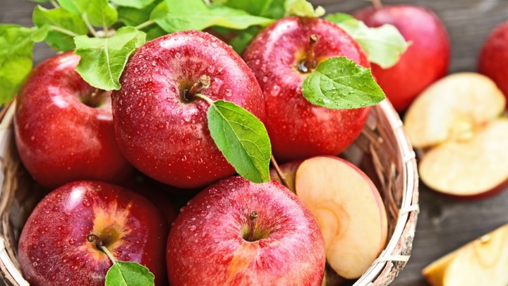 OVA grupa ljudi ne bi smela da jede jabuke: Omiljeno voće nosi SKRIVENU OPASNOST za vaš stomak 