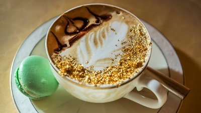 U restoranu u Sarajevu poslužen NAJVEĆI KAPUĆINO sa JESTIVIM ZLATOM: Evo koliko košta ova nesvakidašnja kafa (VIDEO) 