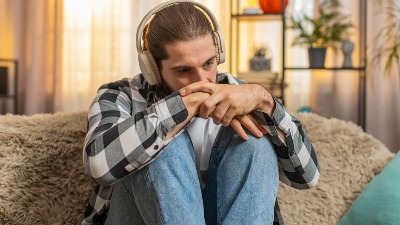 Ima 26 godina i nikad nije imao seks niti bio u vezi: Pitao je Srbe da li je "mator" - odgovori su BRUTALNI 