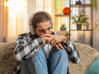 Ima 26 godina i nikad nije imao seks niti bio u vezi: Pitao je Srbe da li je "mator" - odgovori su BRUTALNI 