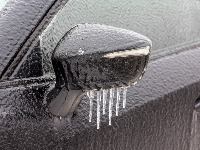 Zamrznuta su vam vrata na automobilu? Evo kako da ih otvorite bez oštećenja