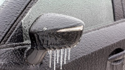 Zamrznuta su vam vrata na automobilu? Evo kako da ih otvorite bez oštećenja