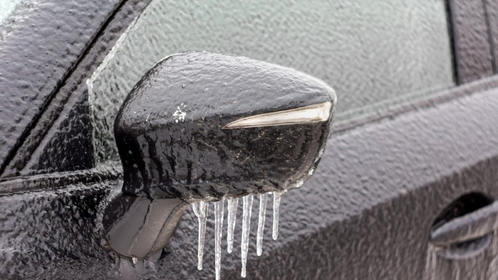 Zamrznuta su vam vrata na automobilu? Evo kako da ih otvorite bez oštećenja