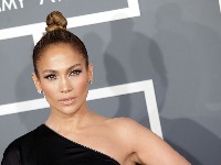 "Zašto joj se telefon tako SAVIJA?": Džej Lo objavila božićni selfi i svi se sprdaju zbog ČUDNOG DETALJA (FOTO)