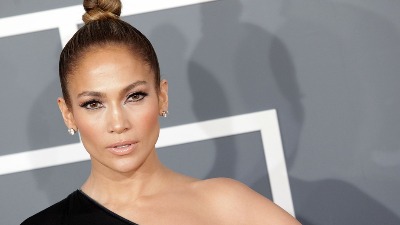 "Zašto joj se telefon tako SAVIJA?": Džej Lo objavila božićni selfi i svi se sprdaju zbog ČUDNOG DETALJA (FOTO)