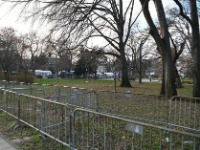 Uklonjen deo šatora iz Pionirskog parka, građanima omogućen manji prolaz