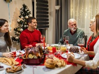 Kako da se izborimo sa NEPRIJATNIM PITANJIMA tokom slava i prazničnih okupljanja? Evo šta savetuju terapeuti 