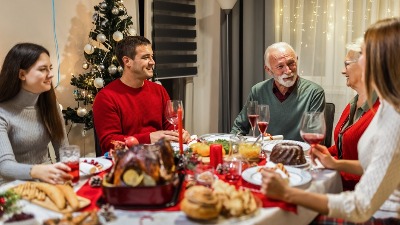 Kako da se izborimo sa NEPRIJATNIM PITANJIMA tokom slava i prazničnih okupljanja? Evo šta savetuju terapeuti 