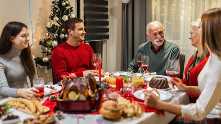 Kako da se izborimo sa NEPRIJATNIM PITANJIMA tokom slava i prazničnih okupljanja? Evo šta savetuju terapeuti 