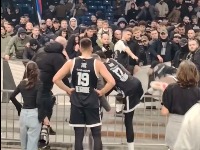 ŠOK Džons preskočio ogradu i zaleteo se na vođe Grobara (VIDEO)