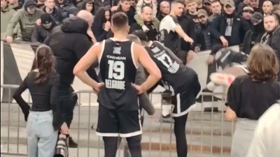 ŠOK Džons preskočio ogradu i zaleteo se na vođe Grobara (VIDEO)