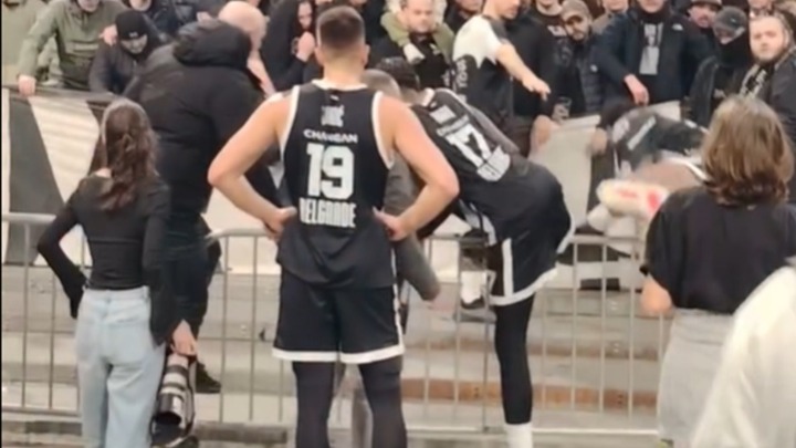 ŠOK Džons preskočio ogradu i zaleteo se na vođe Grobara (VIDEO)