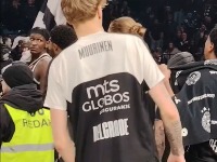 Haos u Areni posle meča: Grobari gađali košarkaše upaljačima i flašama (VIDEO)