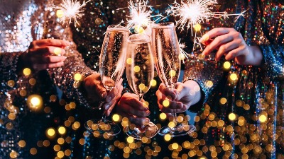 Šta je najbolje pitati na novogodišnjoj žurci, a koje teme izbegavati