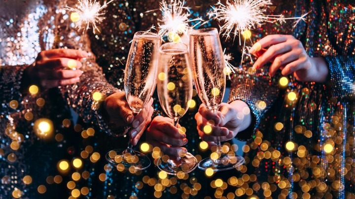 Šta je najbolje pitati na novogodišnjoj žurci, a koje teme izbegavati