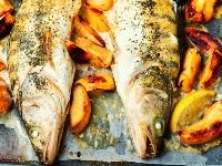 Zašto dok pečete ribu, uz nju treba da stavite i JABUKU? Neverovatan TRIK koji rešava veliki problem 