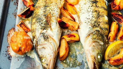 Zašto dok pečete ribu, uz nju treba da stavite i JABUKU? Neverovatan TRIK koji rešava veliki problem 