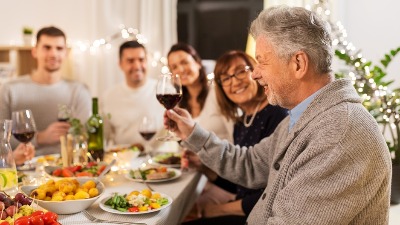 Kako da se NE UGOJITE tokom praznika i sačuvate zdravlje: 3 proverena saveta stručnjaka