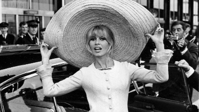 Ovako izgleda kuća u kojoj je živela i umrla Brižit Bardo: Cene hotela skočile, obožavaoci trče da je vide (FOTO) 