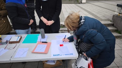 "Snalazi se kako umeš": Građani i na frižiderima potpisuju zahtev za izbore (FOTO)