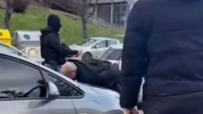 Monstrum izbo ženu pred unukom, a sad se pravda da je PSIHIČKI LOŠE