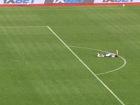 Golman izgubio svest usred meča, a onda ustao i nastavio da igra (VIDEO)