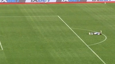 Golman izgubio svest usred meča, a onda ustao i nastavio da igra (VIDEO)