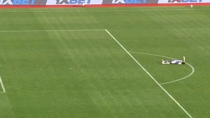 Golman izgubio svest usred meča, a onda ustao i nastavio da igra (VIDEO)