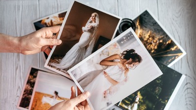 Mlada je listajući fotke sa venčanja ugledala MISTERIOZNU ŽENU: A onda je otkrila ŠOKANTNU ISTINU