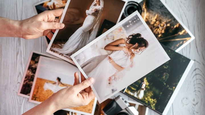 Mlada je listajući fotke sa venčanja ugledala MISTERIOZNU ŽENU: A onda je otkrila ŠOKANTNU ISTINU