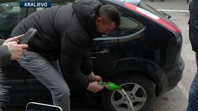 Prosuli mleko ispred Gradske uprave u Kraljevu: Protest mlekara nezadovoljnih otkupnom cenom