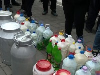 Poljoprivredniku posle učešća na protestima STOPIRAN otkup mleka (VIDEO)