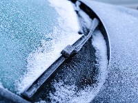 Jednostavan trik koji ODMRZAVA STAKLO vašeg auta za samo nekoliko sekundi 