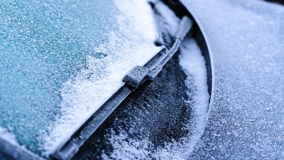 Jednostavan trik koji ODMRZAVA STAKLO vašeg auta za samo nekoliko sekundi 