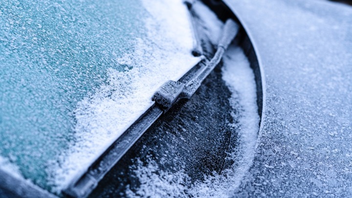 Jednostavan trik koji ODMRZAVA STAKLO vašeg auta za samo nekoliko sekundi 