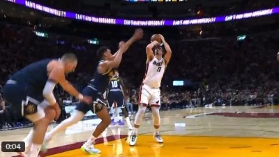 Strašan snimak! Pogledajte kako je saigrač povredio Nikolu Jokića