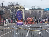 Novogodišnje kućice uklonjene ispred Skupštine: Saobraćaj još uvek ne funkcioniše