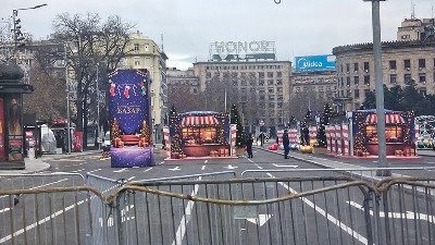 Novogodišnje kućice uklonjene ispred Skupštine: Saobraćaj još uvek ne funkcioniše