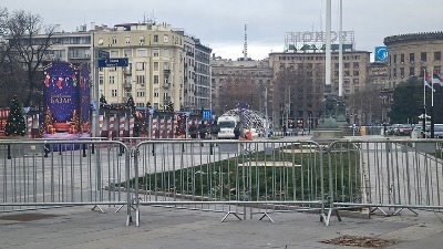 Božićno seoce ispred Skupštine prazno, svi štandovi zatvoreni