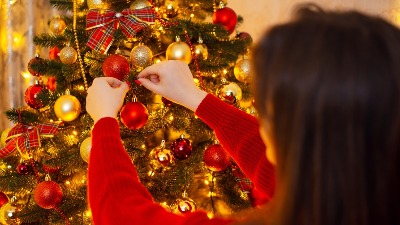 Astrolozi otkrili TAČNE DATUME kada treba OKITITI JELKU da biste privukli SREĆU I BOGATSTVO