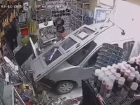 Incident u Lazarevcu: Kolima uleteo kroz izlog u prodavnicu (VIDEO)