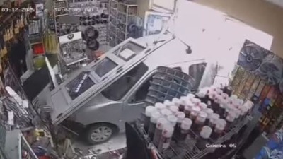 Incident u Lazarevcu: Kolima uleteo kroz izlog u prodavnicu (VIDEO)