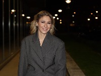 Voditeljka "Slagalice" prošetala u mini sako haljini i mrežastim čarapama i svi su se okretali za njom (FOTO) 