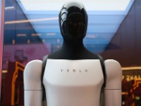 Veliki veštački inteligentni mozak: Tesla ima nekoliko predstojećih prekretnica za Optimus